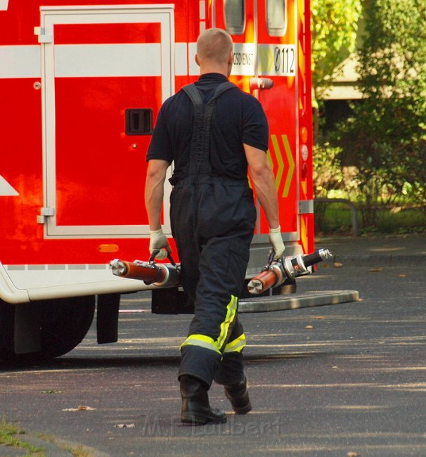 Einsatz BF Koeln Hoehenretter Koeln Stammheim Georg Beyerstr P121.JPG